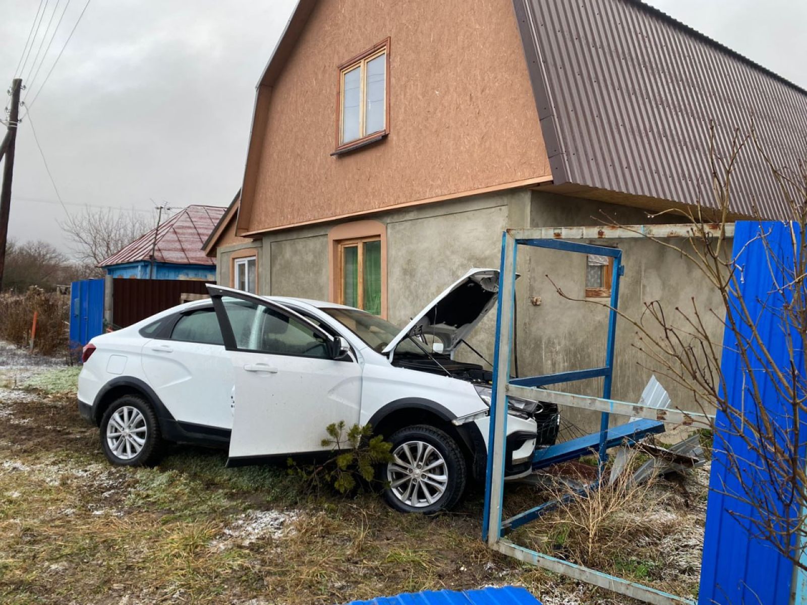 Женщина на легковушке врезалась в забор и погибла в Воронежской области