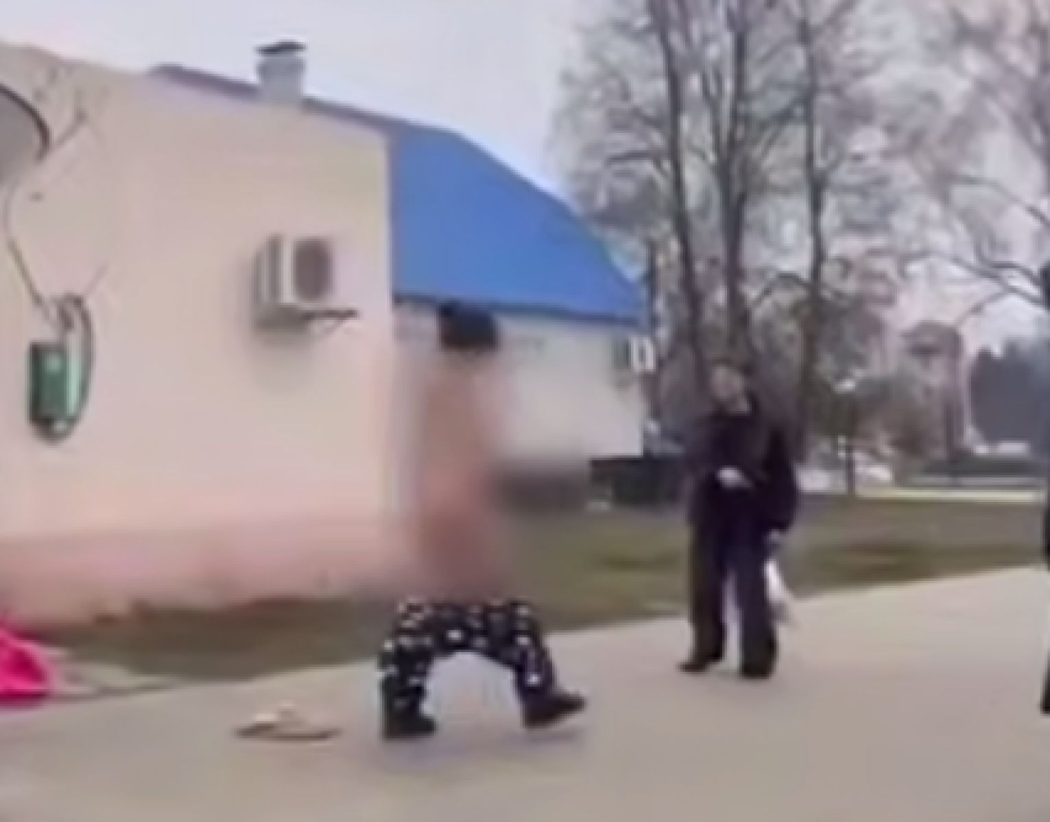 В Чернянке женщина сбросила с себя одежду посреди улицы и попыталась избить мужчину