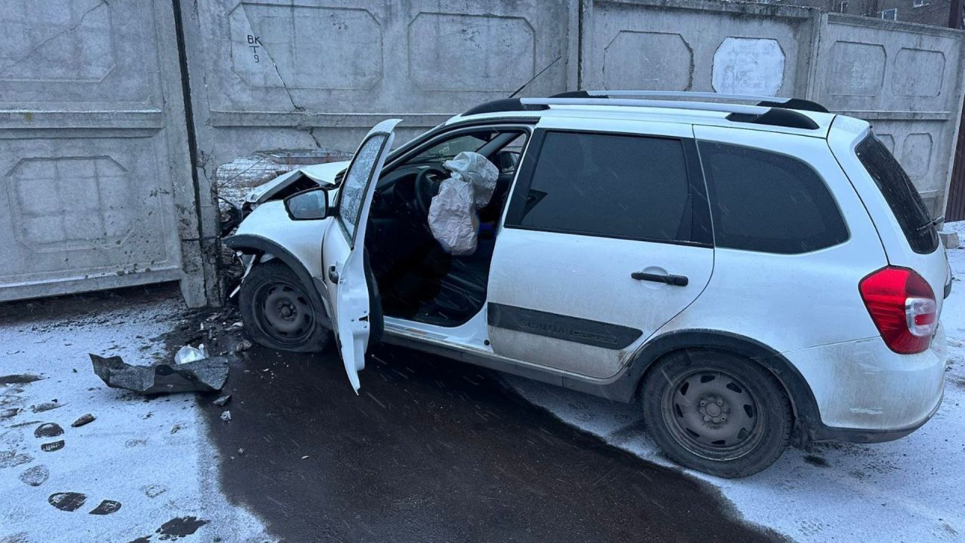 «Лада» вылетела на&nbsp;обочину и&nbsp;врезалась в&nbsp;бетонный забор — водитель погиб на&nbsp;месте