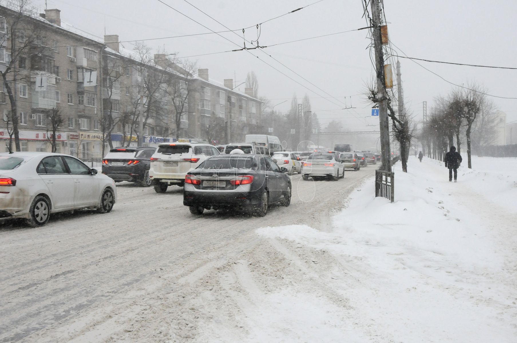 Мужчина очень рад выпавшему снегу