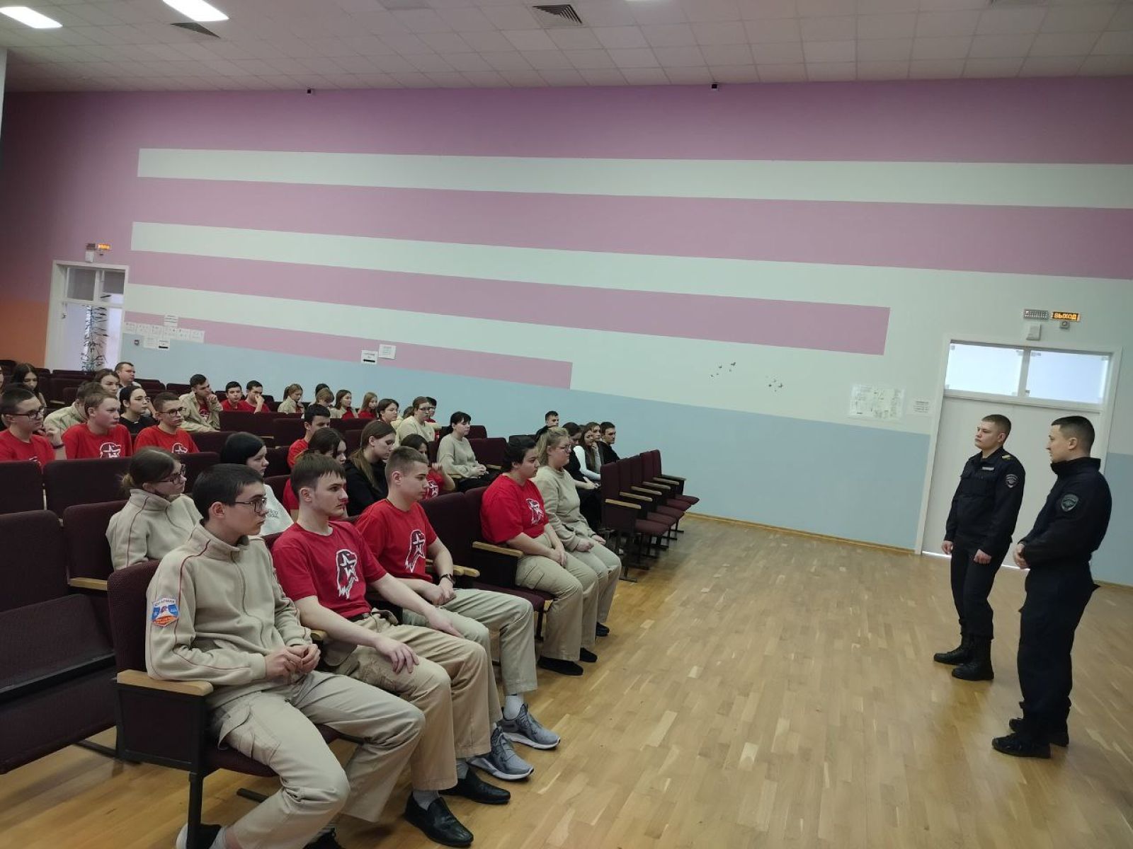 Сотрудники транспортной полиции рассказали школьникам о правилах поведения на железной дороге