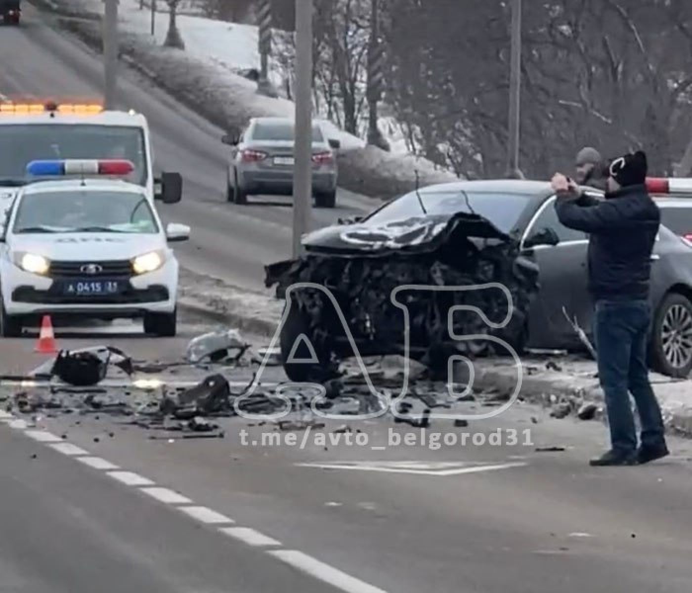 В Губкине автомобиль выбросило на разделительную полосу