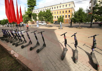 В Белгороде мужчина украл с улицы самокат без аккумулятора