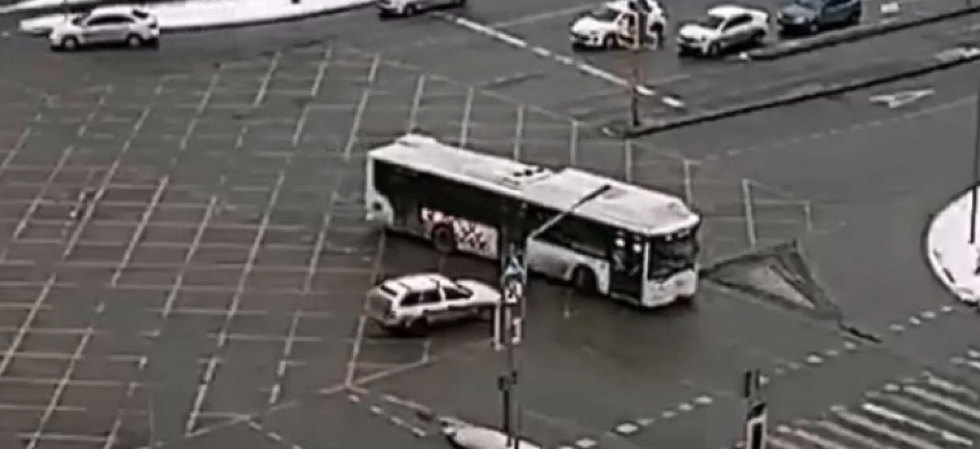 В Белгороде автобус проскочил поворот, решил развернуться и попал в ДТП