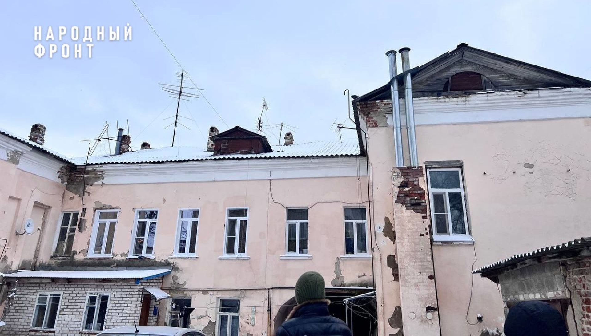 Пять лет звезды видны через крышу у жителей дома в Ельце благодаря работе управляющей компании