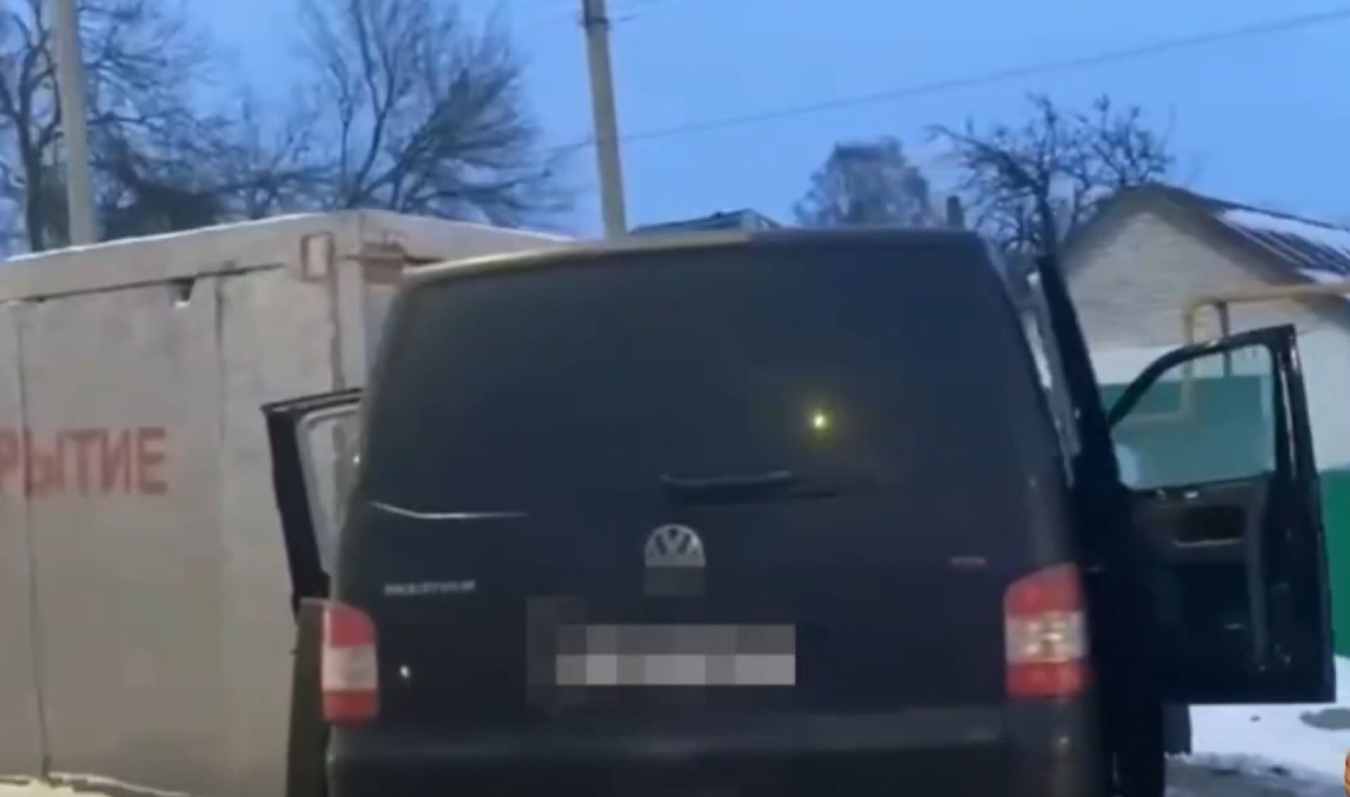 В Белгородской области микроавтобус влетел в укрытие после жесткого столкновения с легковушкой