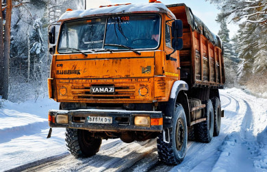 Мужчина выпал из фуры прямо под колёса КамАЗа в Воронеже