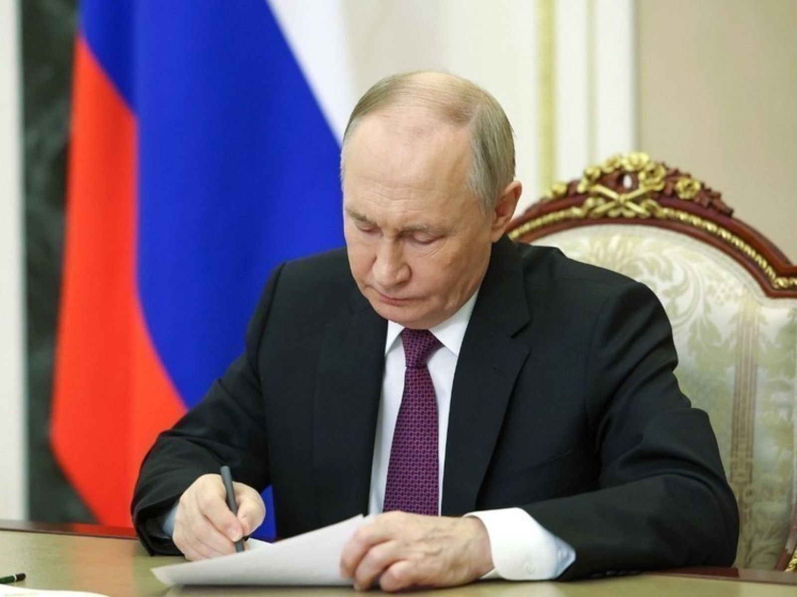 Главное за ночь. Путин посмертно наградил подростка медалью за героизм