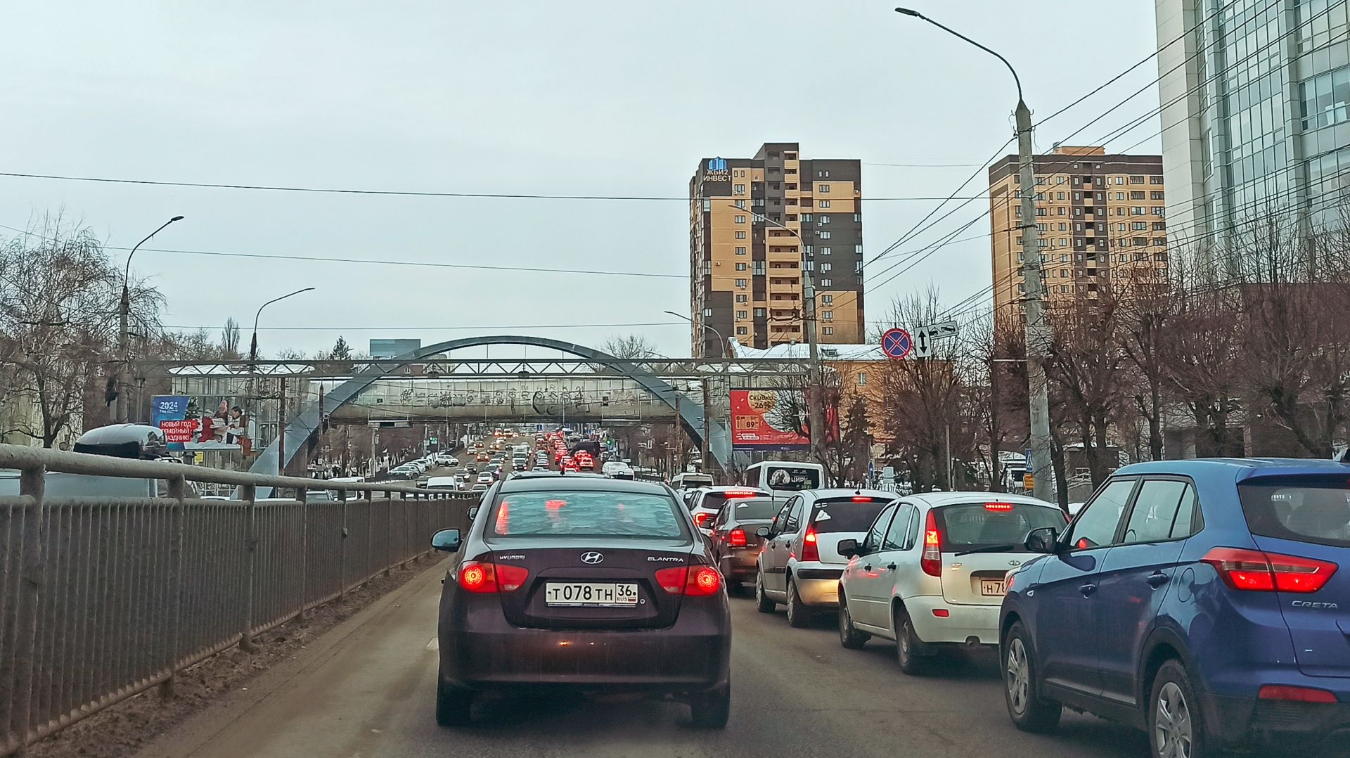 Колоссальная пробка скопилась на Московском проспекте в Воронеже