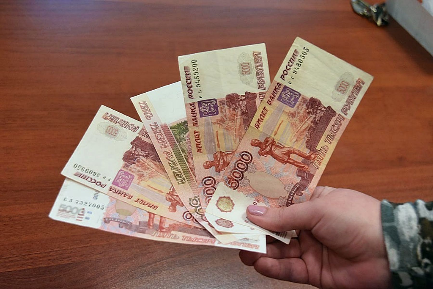 Курянка привела в полицию мать, которая подарила мошенникам 2 миллиона рублей