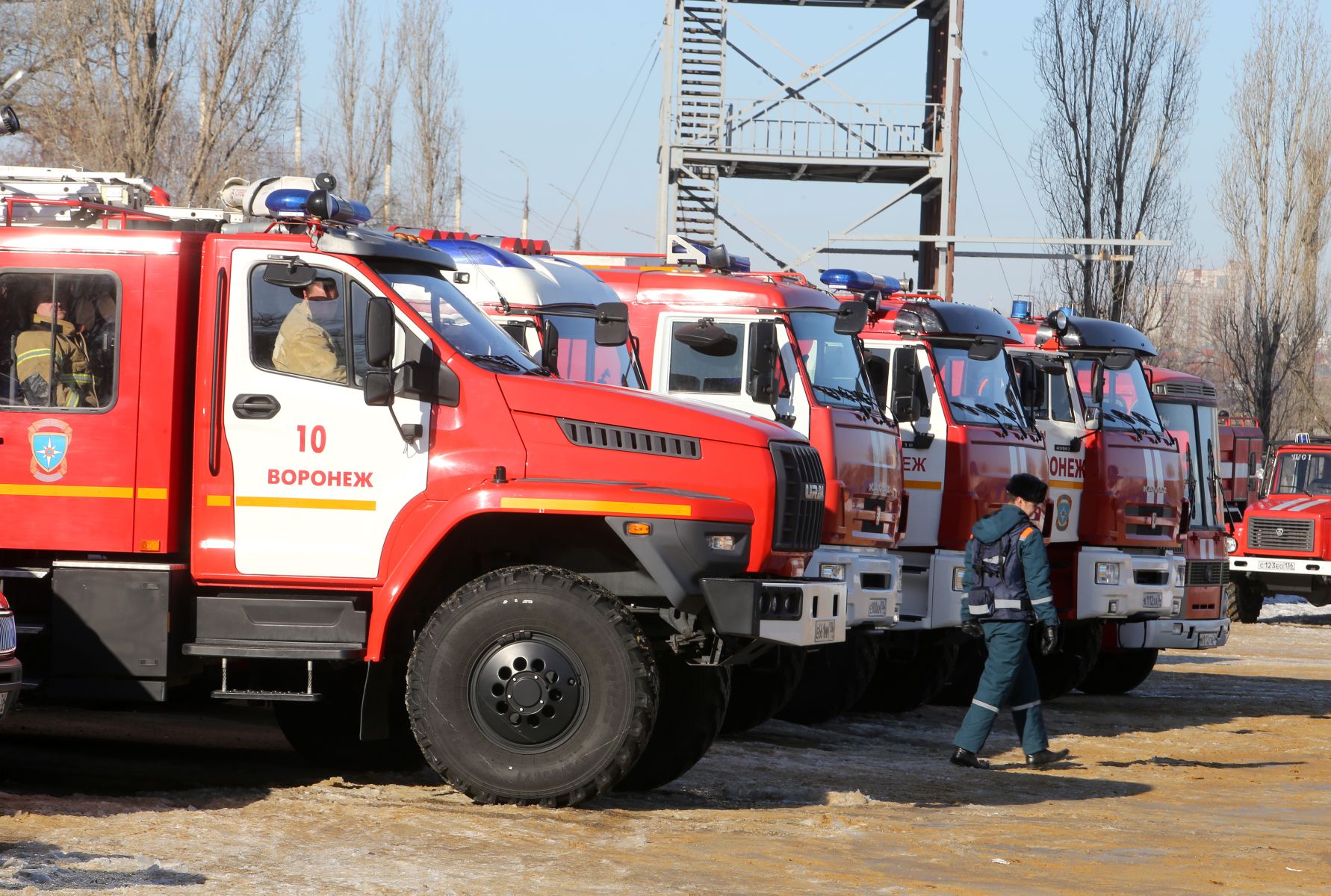 Воронежцев встревожило скопление пожарных у&nbsp;торгового центра