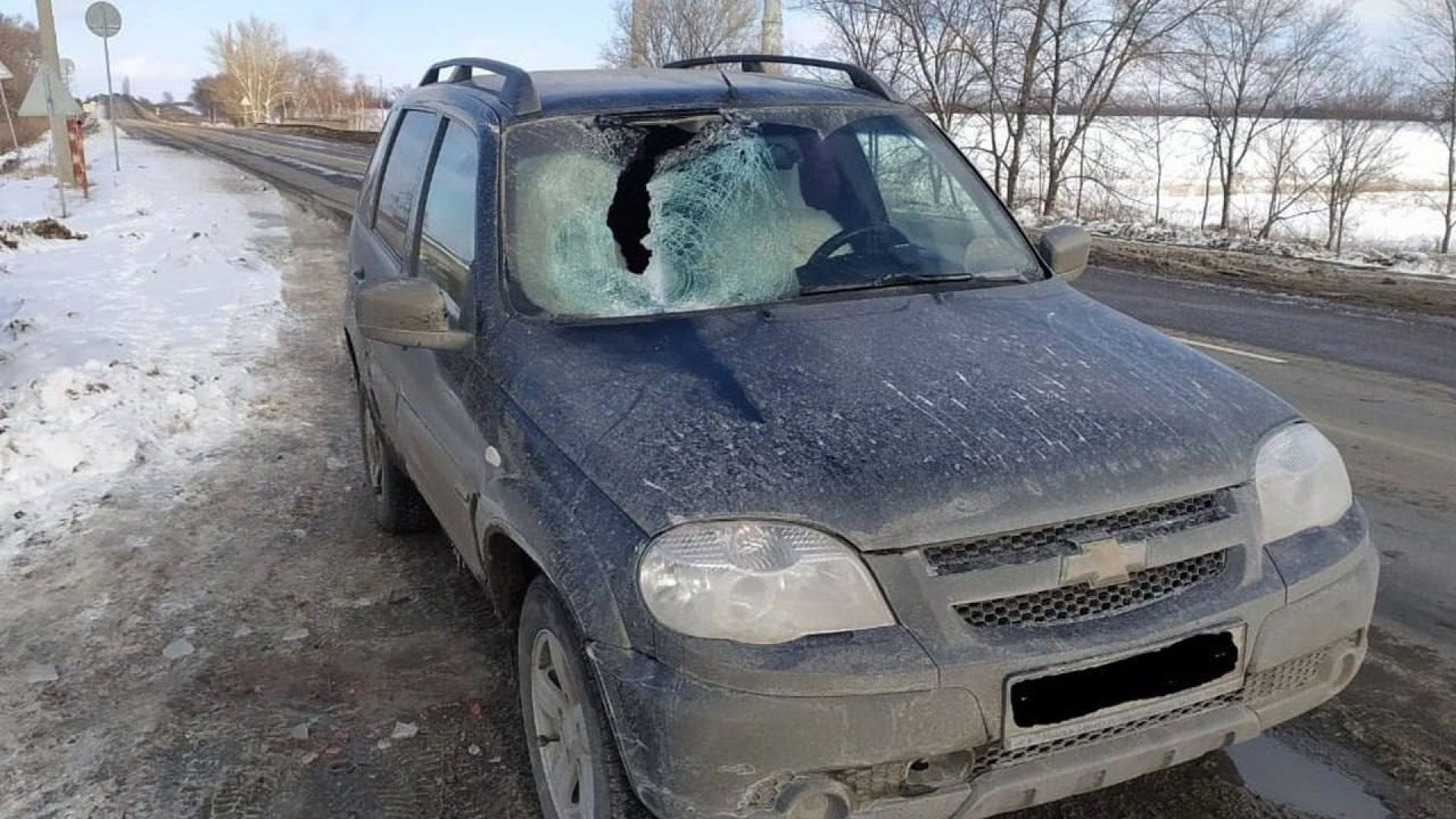Глыба льда разбила лобовое стекло машины белгородцев в Воронежской области