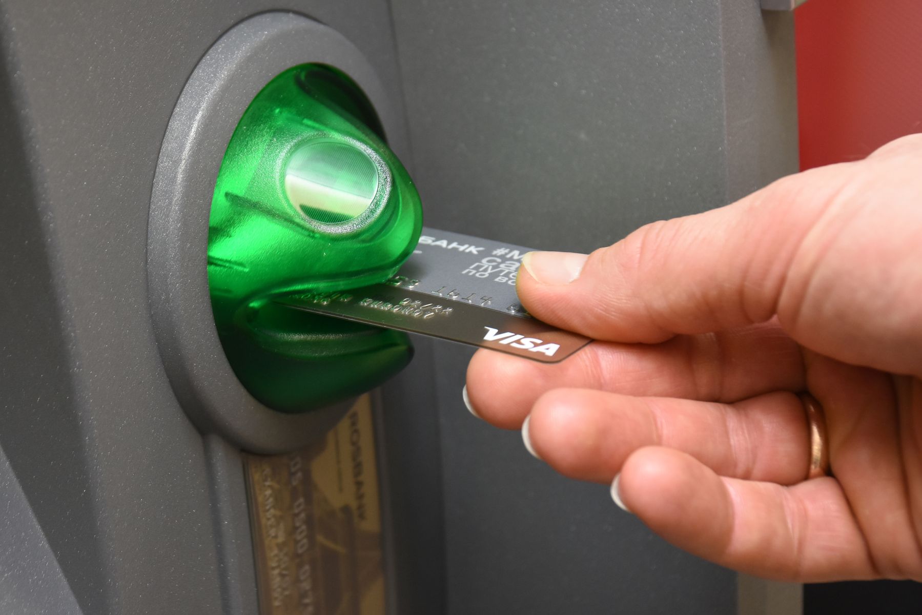 Пьяный мужчина прикарманил банковскую карту своего знакомого