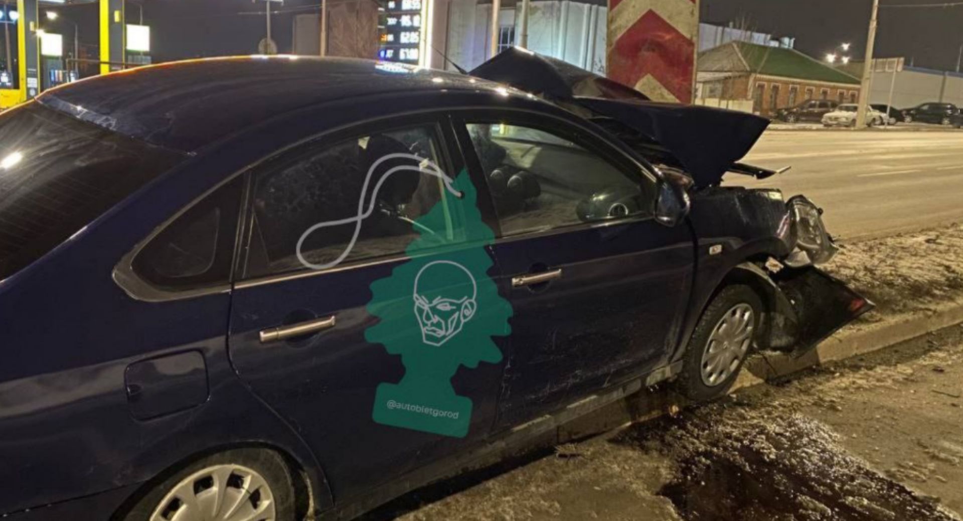 В Белгороде иномарка влетела в дорожный знак