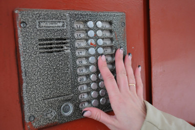 Личный код от домофона обещают мошенники воронежцам