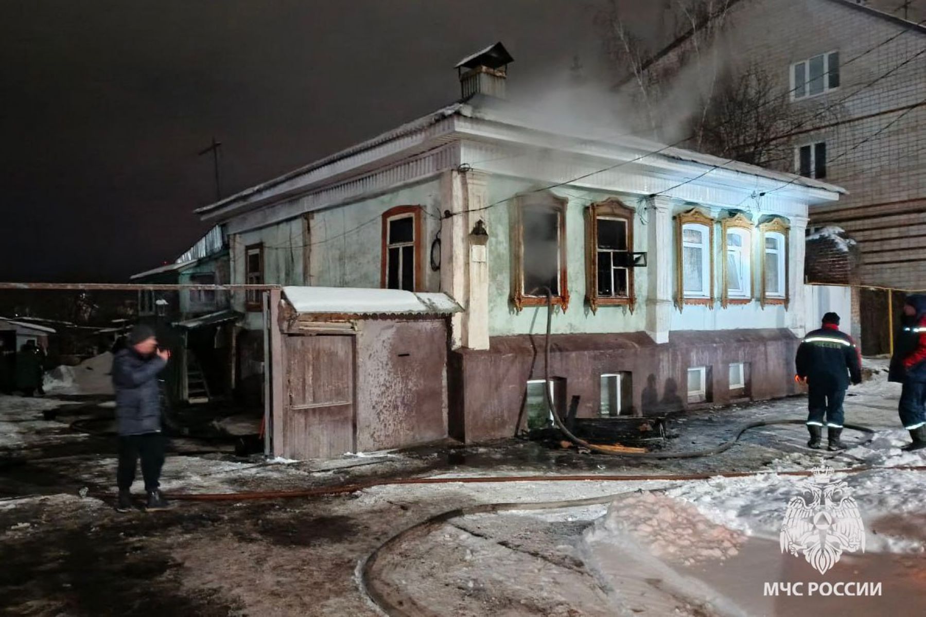 Частный дом полыхал в Ельце