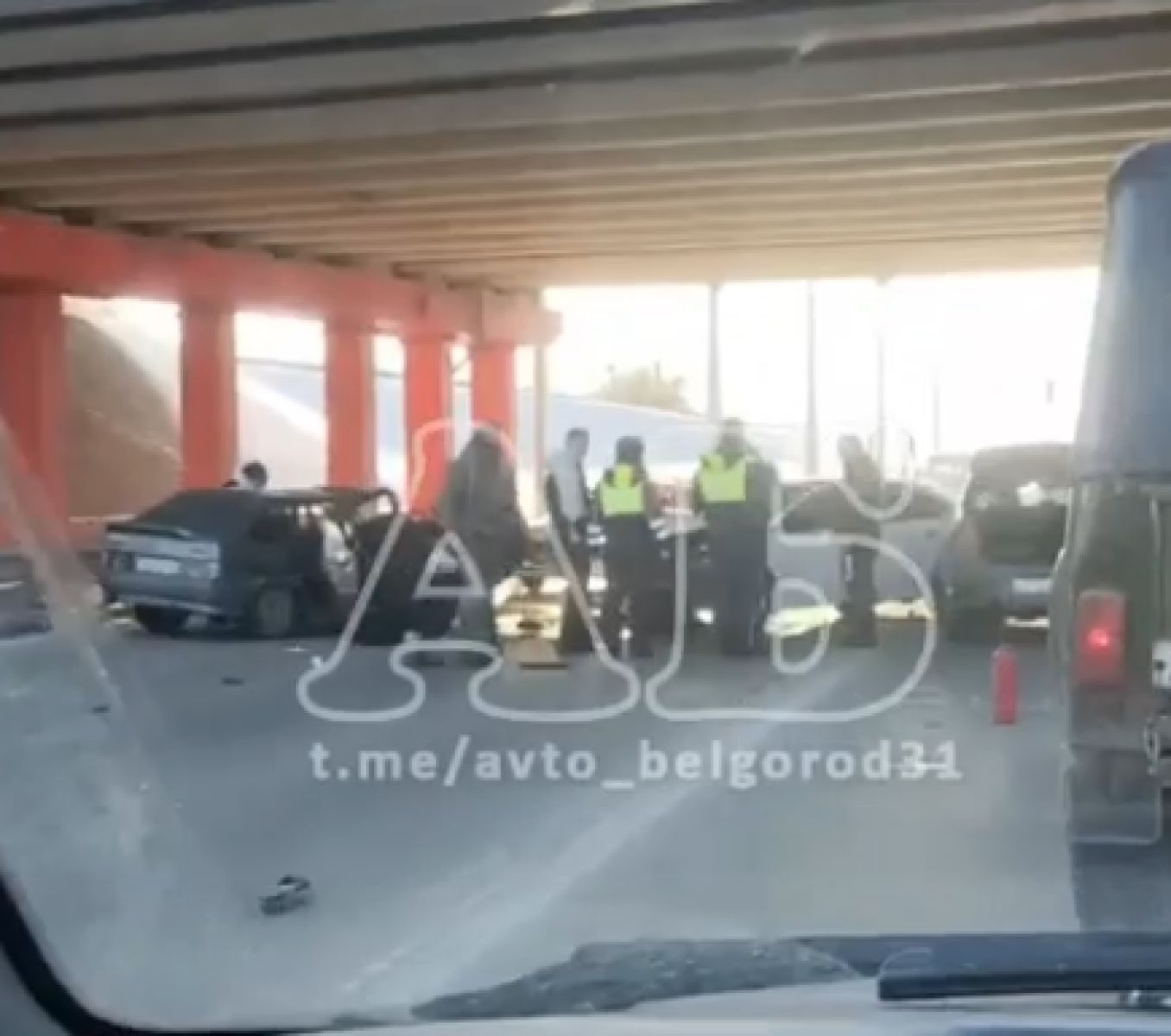 В Белгороде машины столкнулись под мостом в промежутке между сигналами ракетной опасности