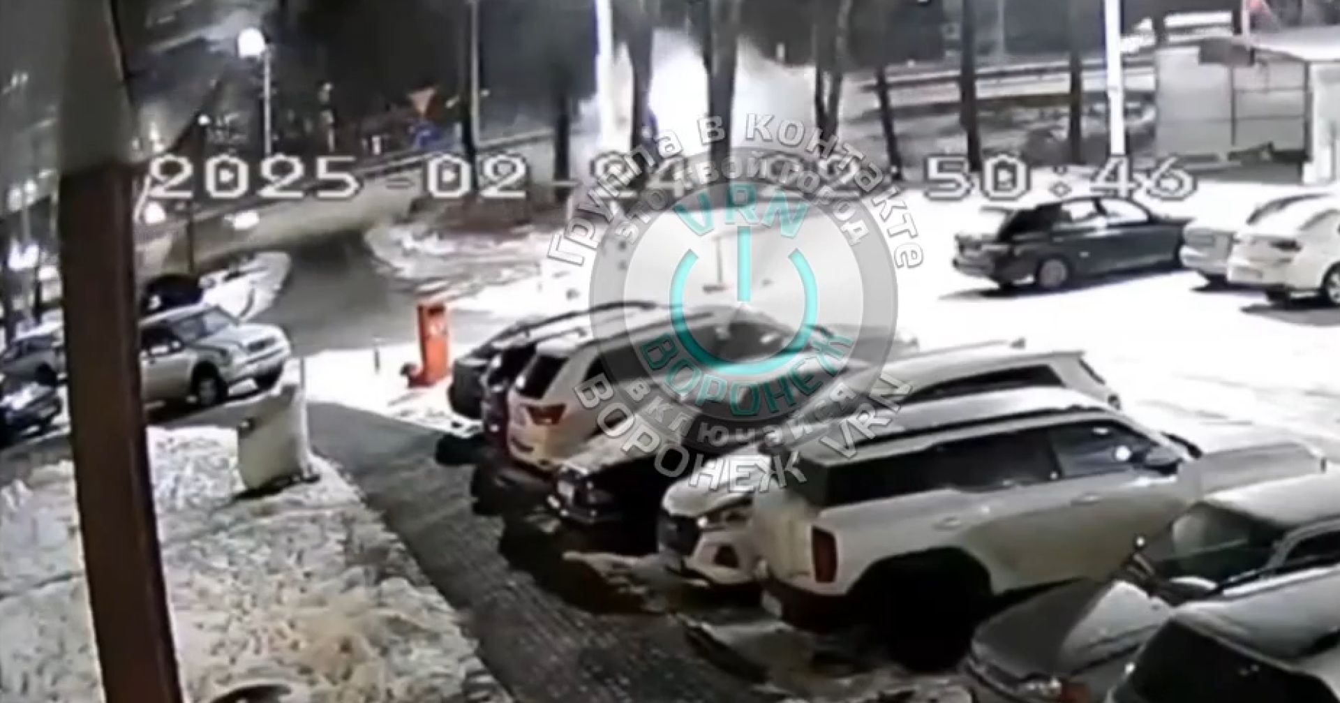 Машина врезалась в&nbsp;отбойник и&nbsp;превратилась в&nbsp;хлам в&nbsp;Воронеже