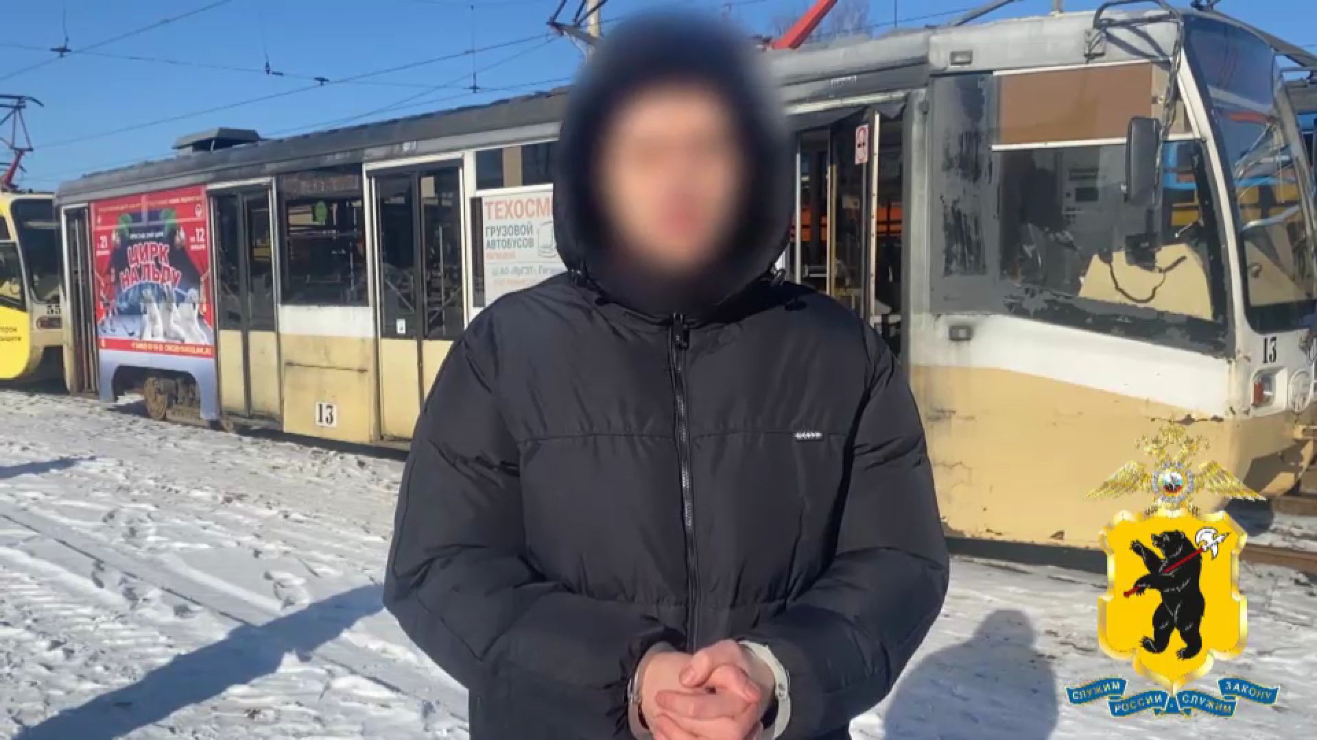 Полиция задержала троих вандалов, расписавших краской трамвай и дом в Ярославле