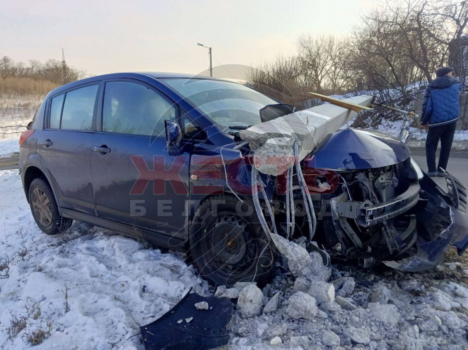 В Майском машина сбила фонарный столб
