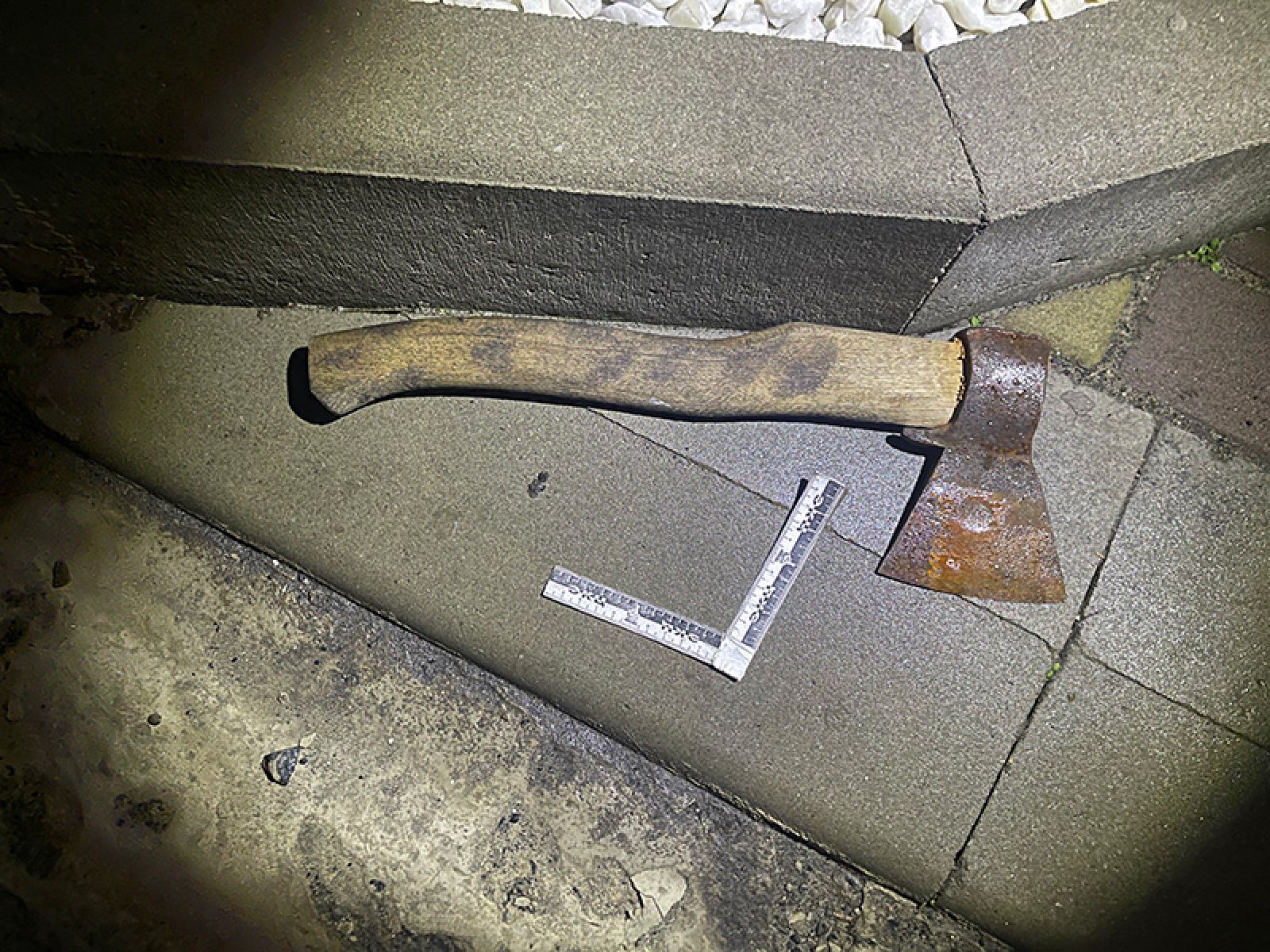 В Белгородской области пенсионер с топором грозил соседу расправой