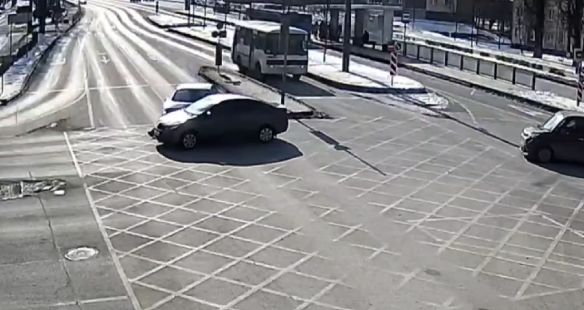 В Белгороде две машины столкнулись на «вафельнице»