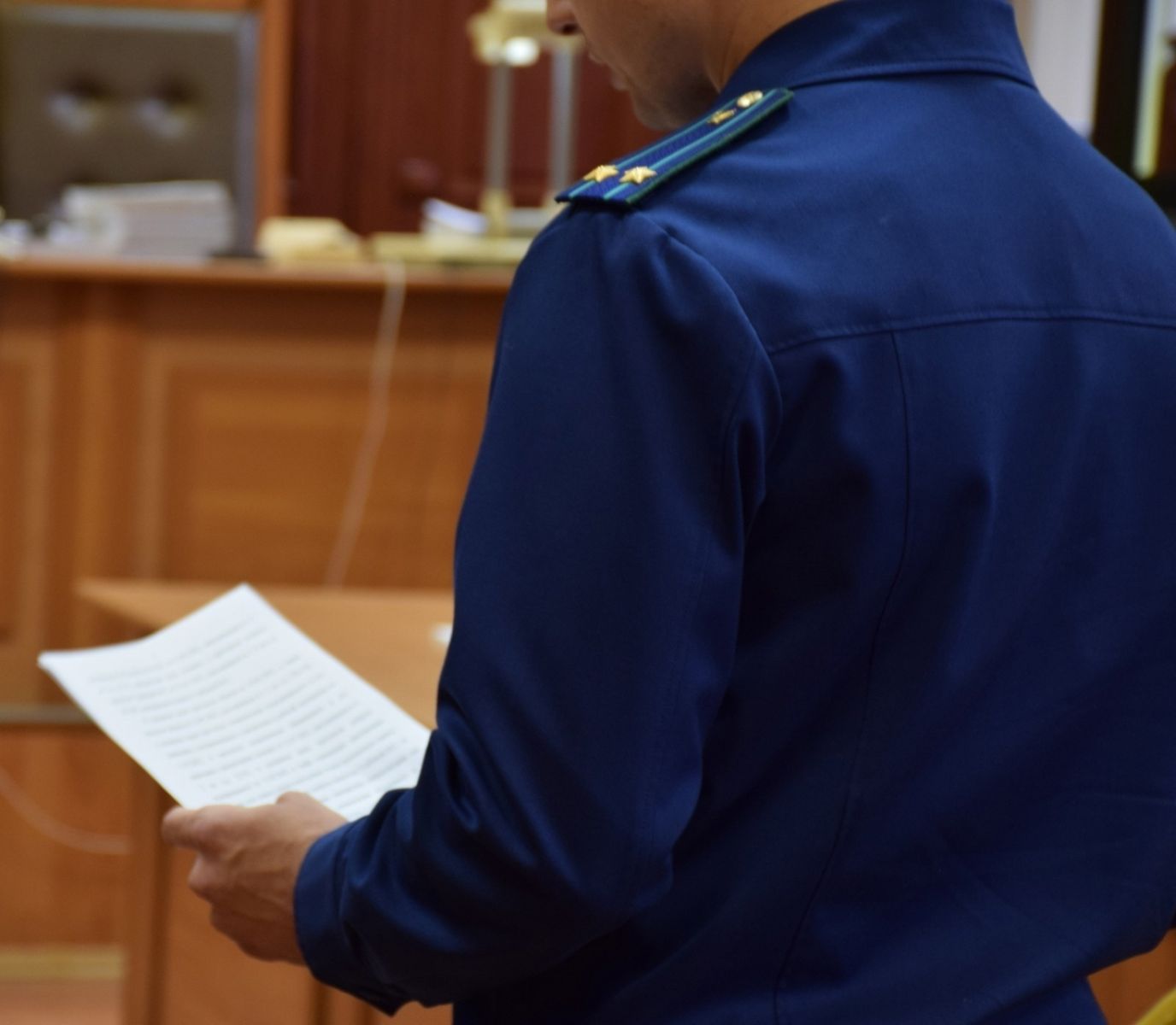 В липецком магазине пьяный хулиган ударил полицейского