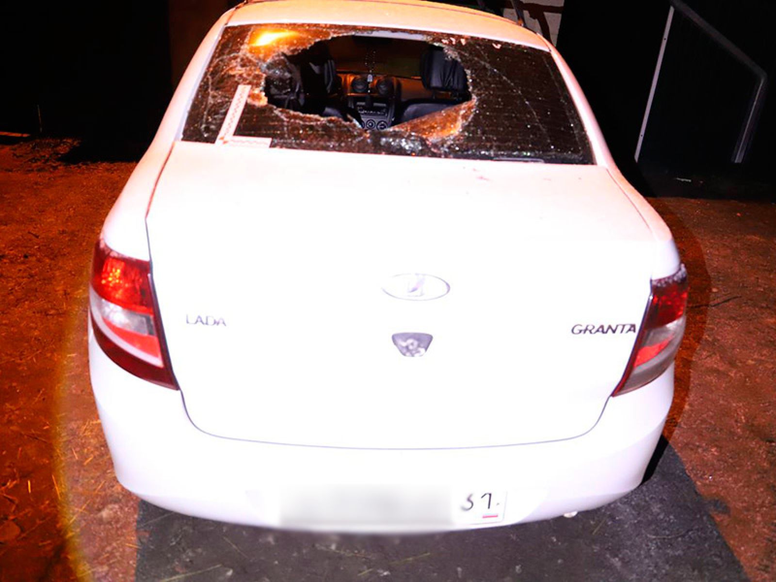 В Белгородской области пьяный пенсионер напал на чужую машину с камнем