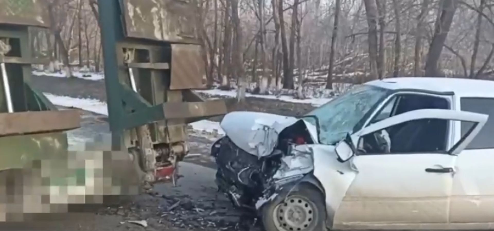 В Белгородской области женщина на легковушке влетела в тягач