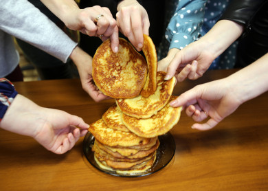 Женщина умерла во время конкурса по поеданию блинов на Масленицу