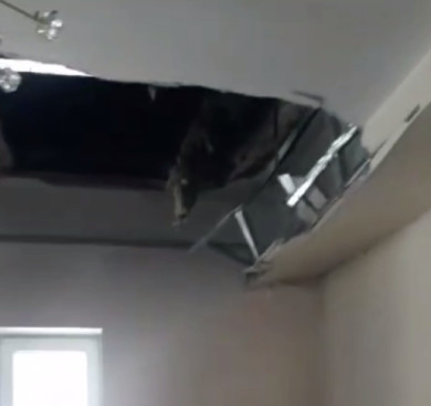 Потолок рухнул в воронежской квартире (ВИДЕО)