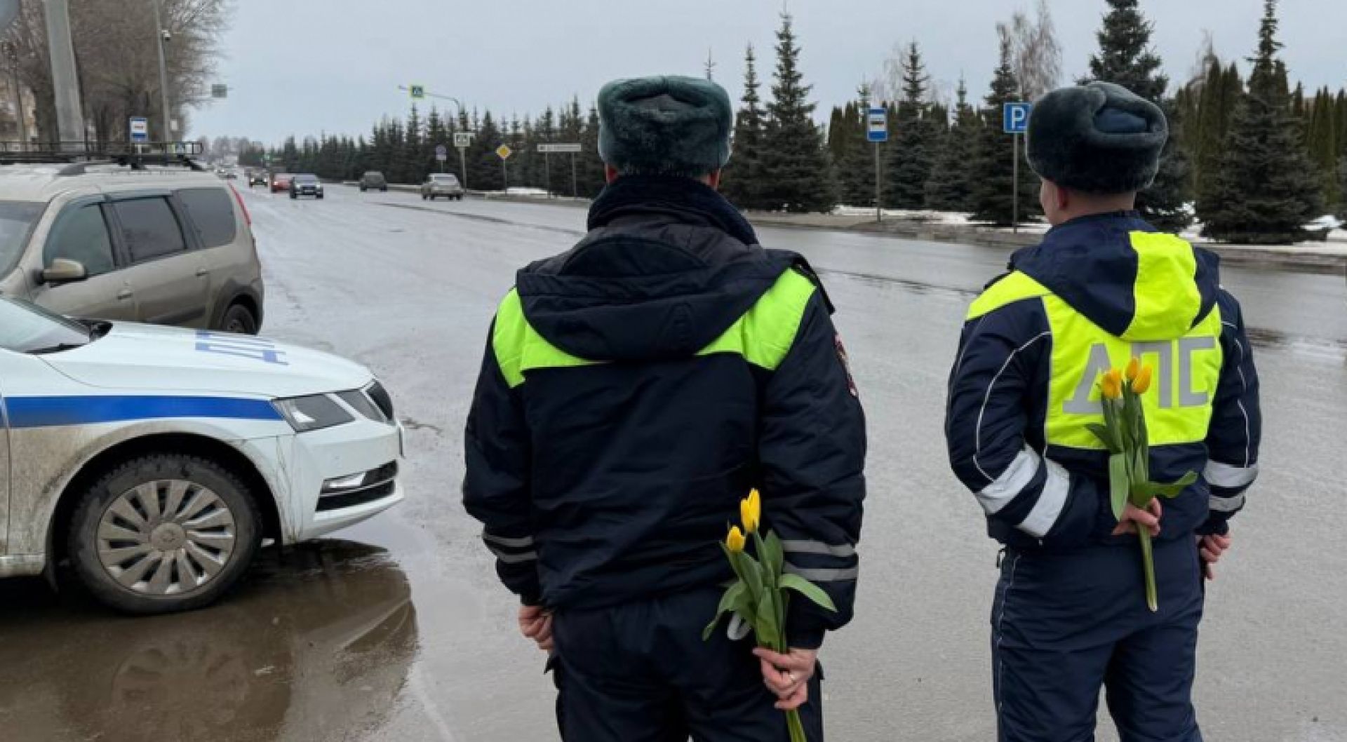 В Белгородской области полицейские останавливают автомобилисток, чтобы подарить цветы