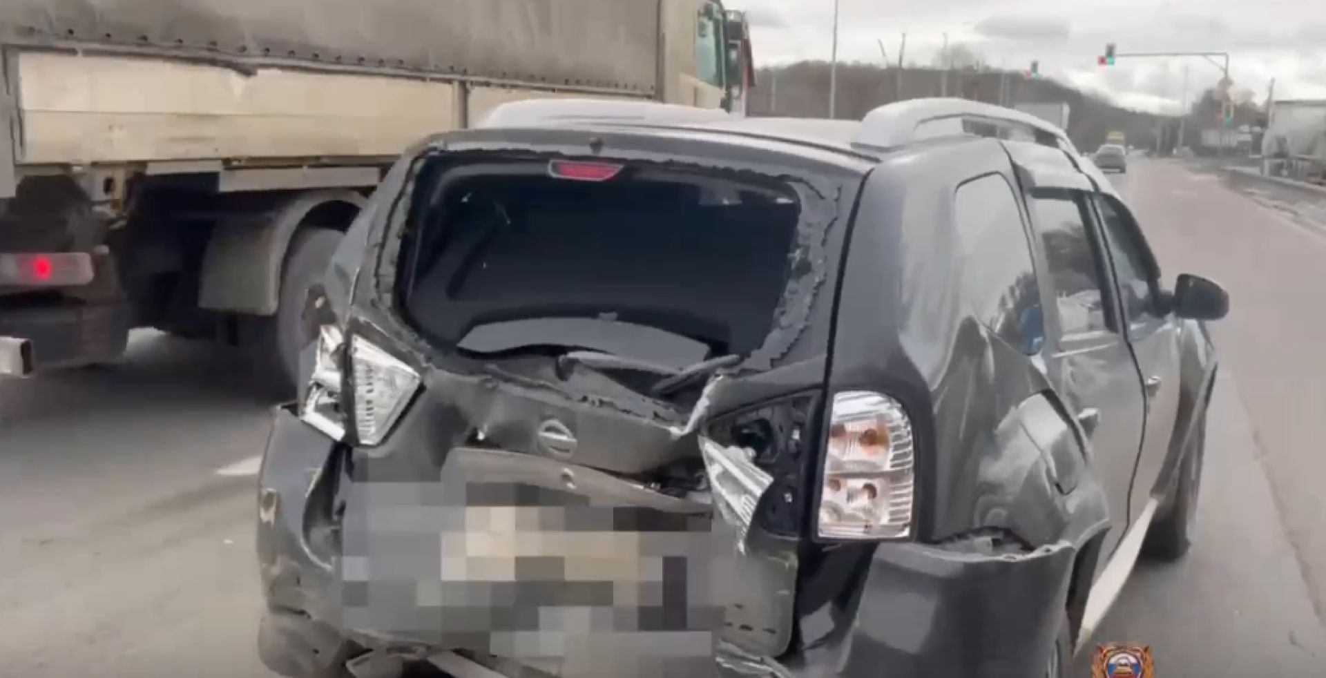 В Белгородской области КамАЗ догнал внедорожник