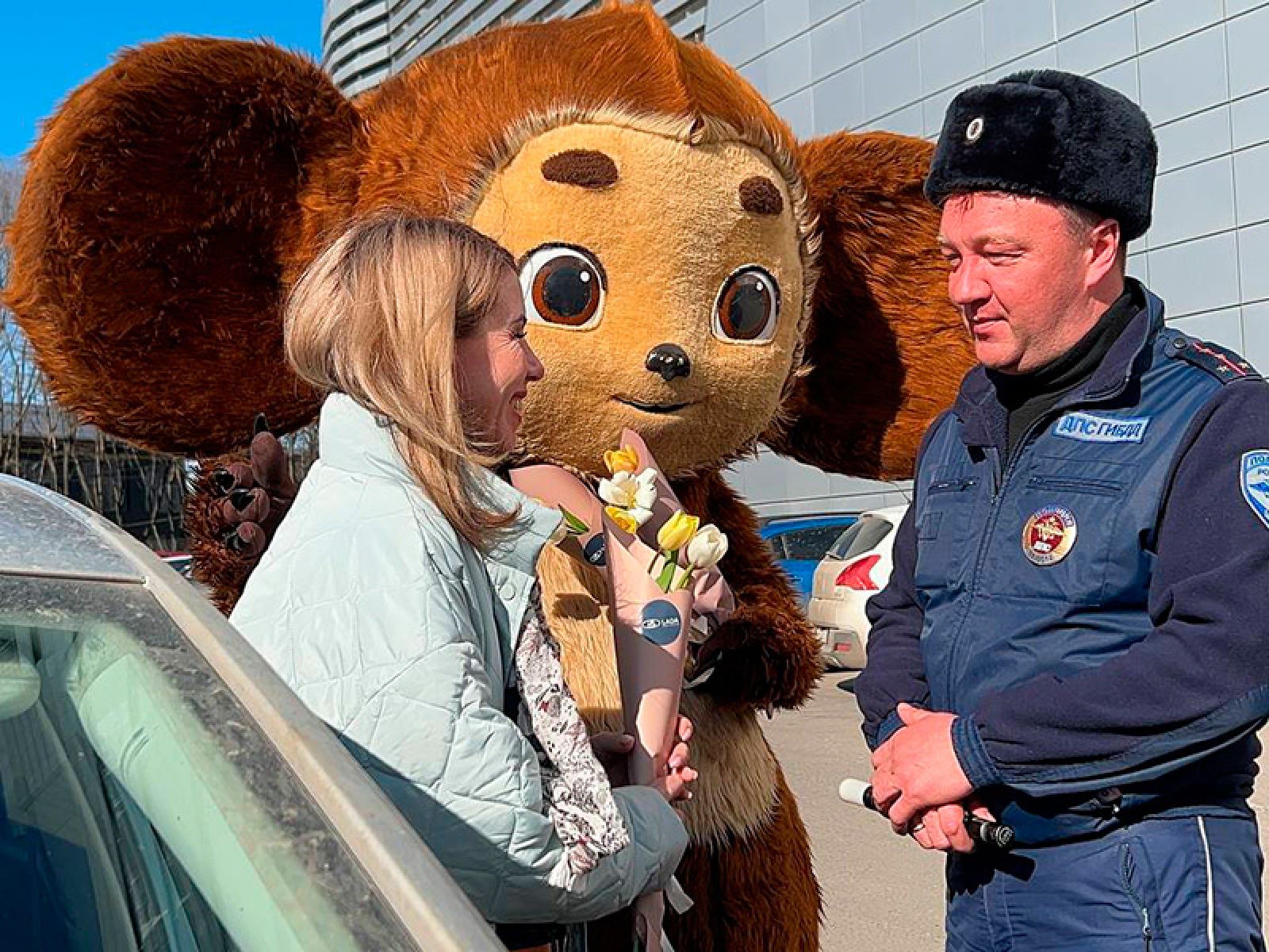 Белгородские полицейские пригласили Чебурашку и мишку Тедди, чтобы поздравить женщин с 8 Марта