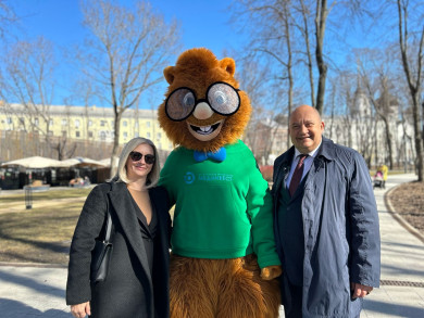 Офтальмологическая клиника «МЕДИНВЕСТ» подарила жительницам Воронежа хорошее настроение