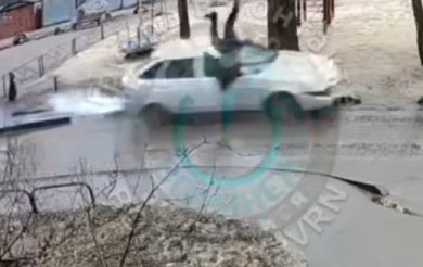 Легковушка сбила мужчину в воронежском дворе (ВИДЕО)