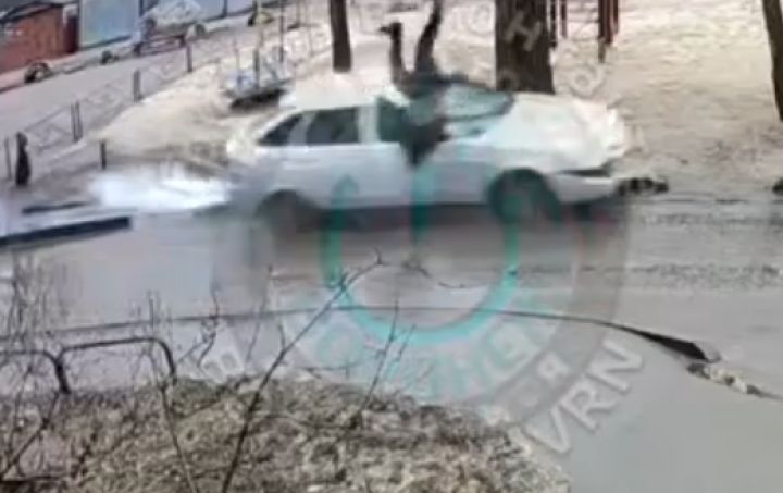 Легковушка сбила мужчину в воронежском дворе (ВИДЕО)