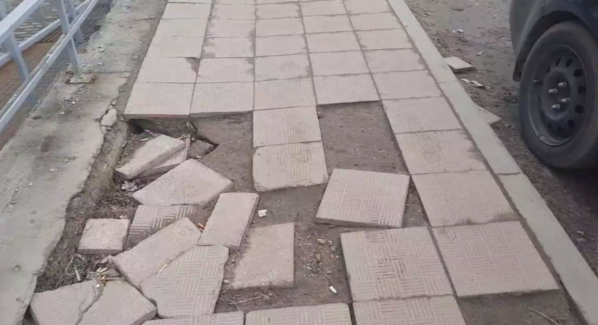 «Ноги сломать можно!» Воронежцев возмутило состояние тротуара и лестницы на&nbsp;Московском проспекте