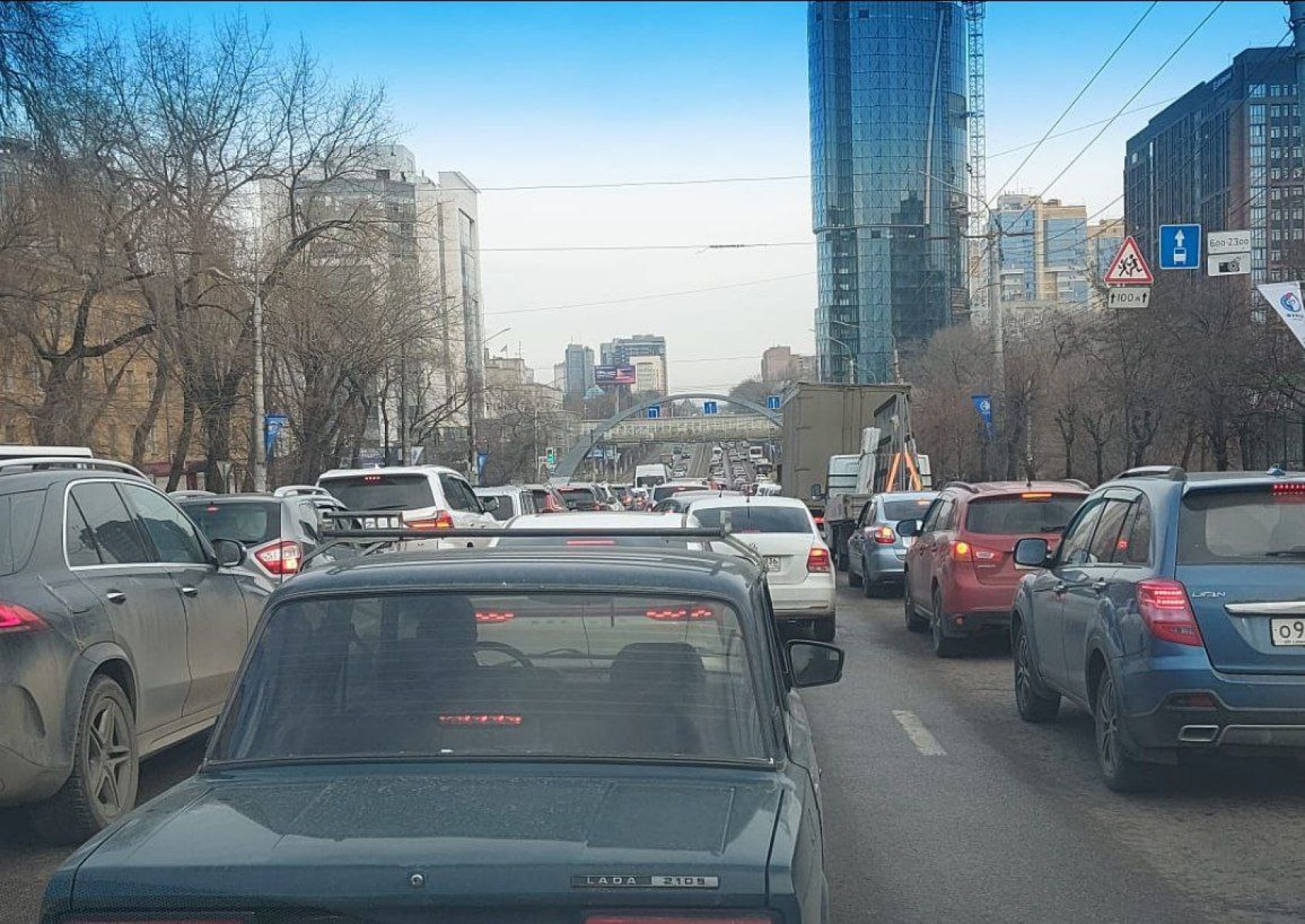 Огромная пробка сковала Московский проспект субботним утром