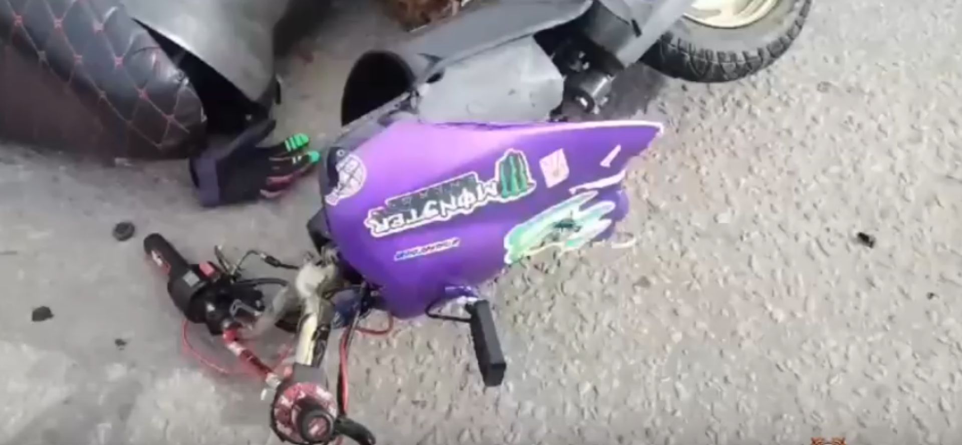 В Белгороде трое подростков на мопеде врезались в машину