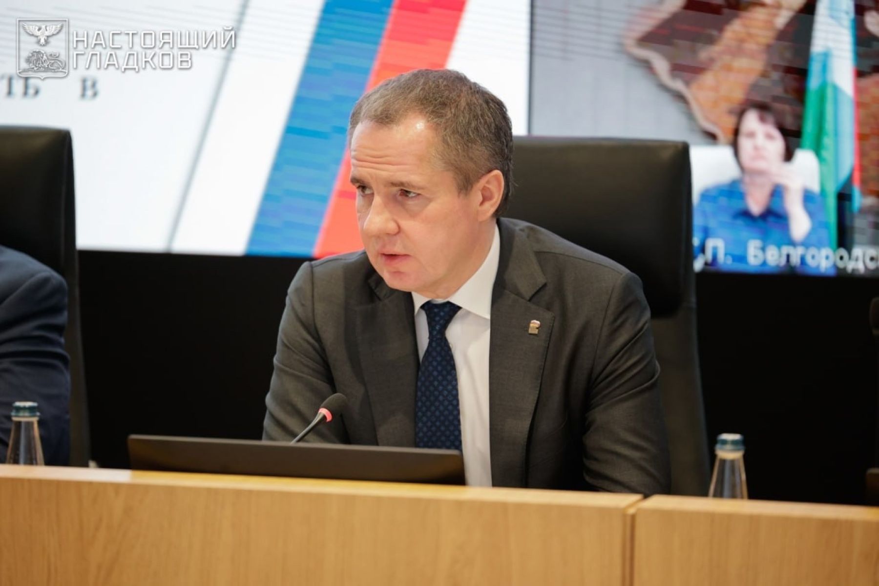 Белгородский губернатор отчитал чиновницу в прямом эфире из-за путаницы с компенсацией за пострадавший под обстрелом автомобиль