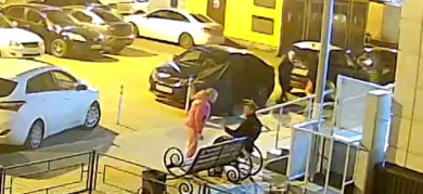 Женщина напала на инвалида-колясочника в воронежском дворе 