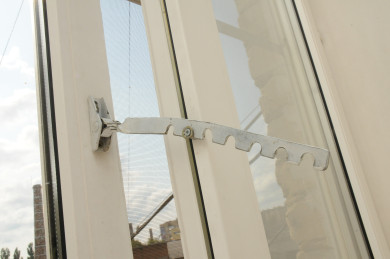 «Выбитое» после громкого хлопка окно в лицее прокомментировали власти