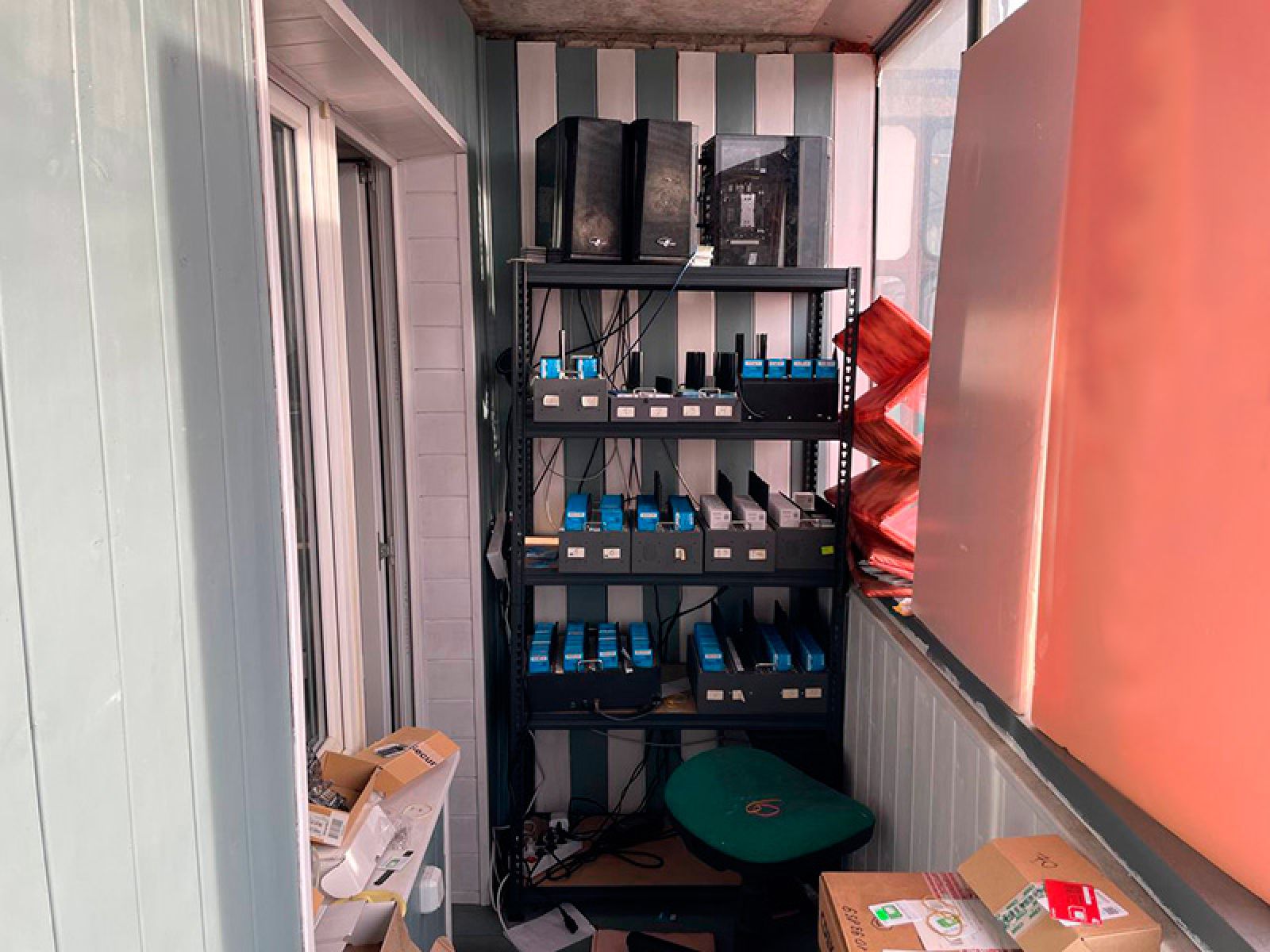 В Майском квартиру оборудовали под крупный узел связи мошенников