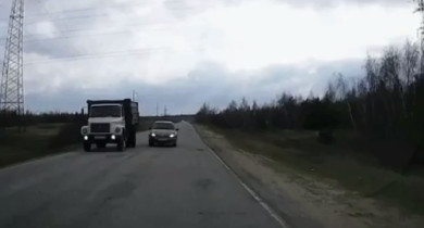 Крайне опасный манёвр водителя попал на видео в Воронежской области