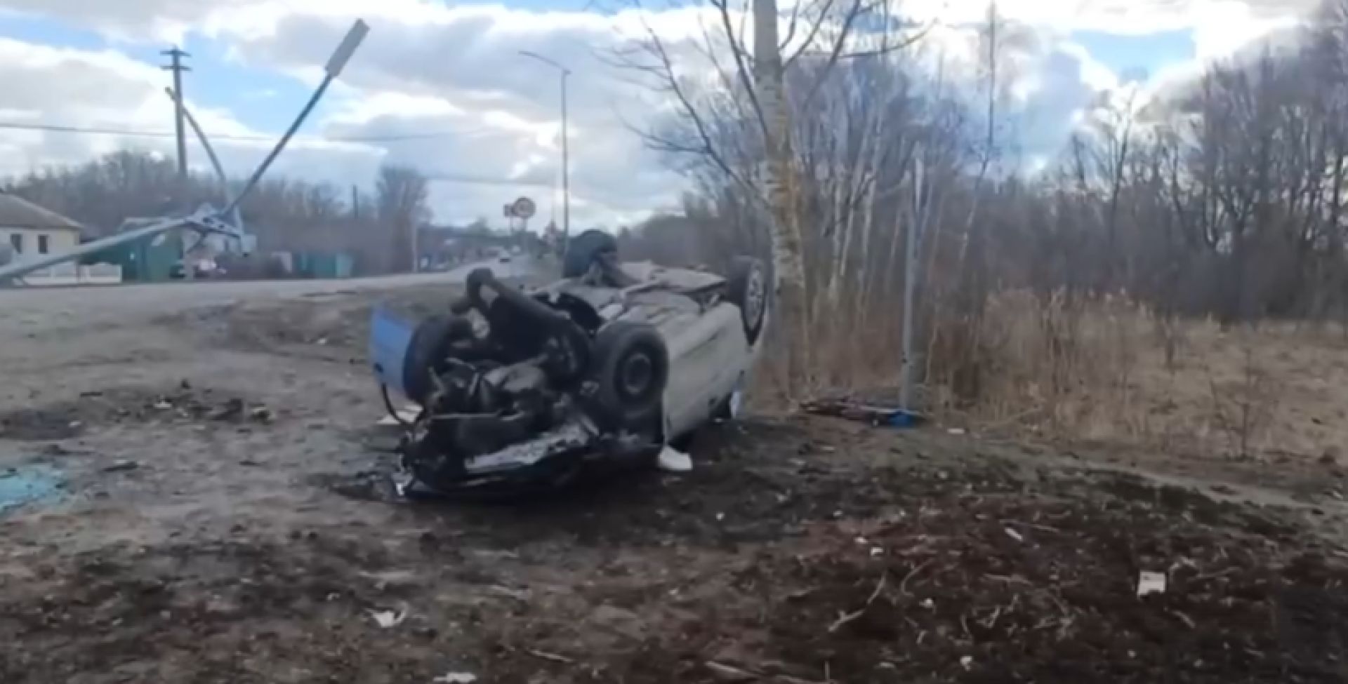 В Белгородской области иномарка с девушкой врезалась в столб и перевернулась