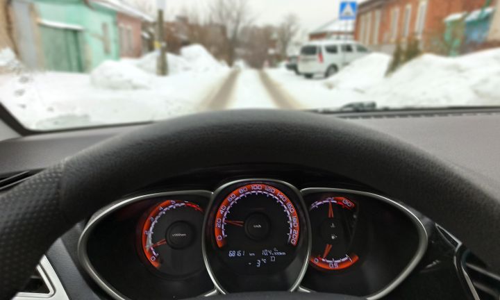 Юноша без прав катал дедушку по Алексеевке на машине