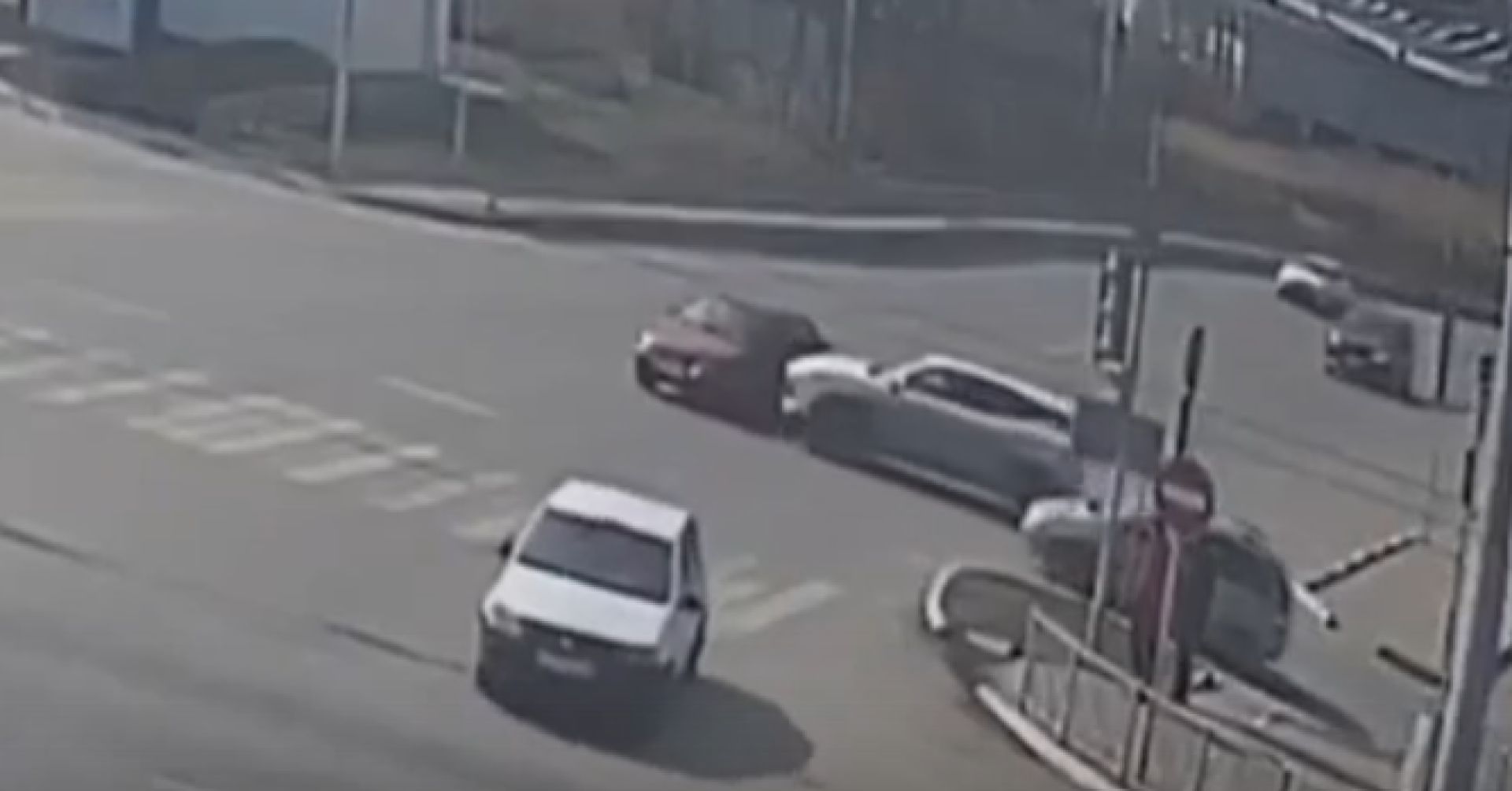 В Белгороде две машины попали в нелепое ДТП на территории «Мега ГРИННа»