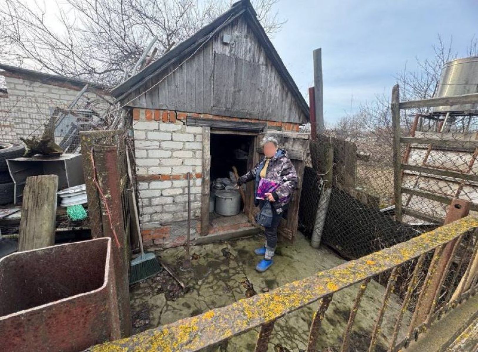 В Курской области задержали женщину-мародера с чужими вещами