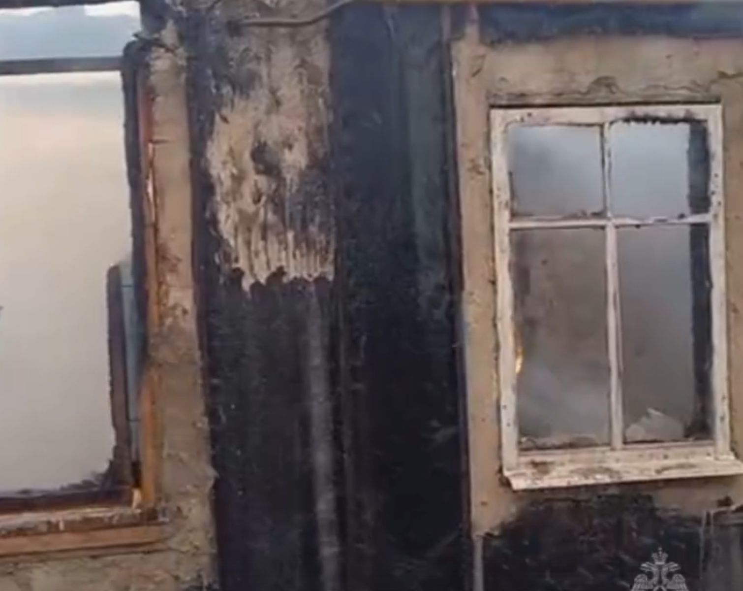 В Курской области мужчина успел спастись из горящего дома